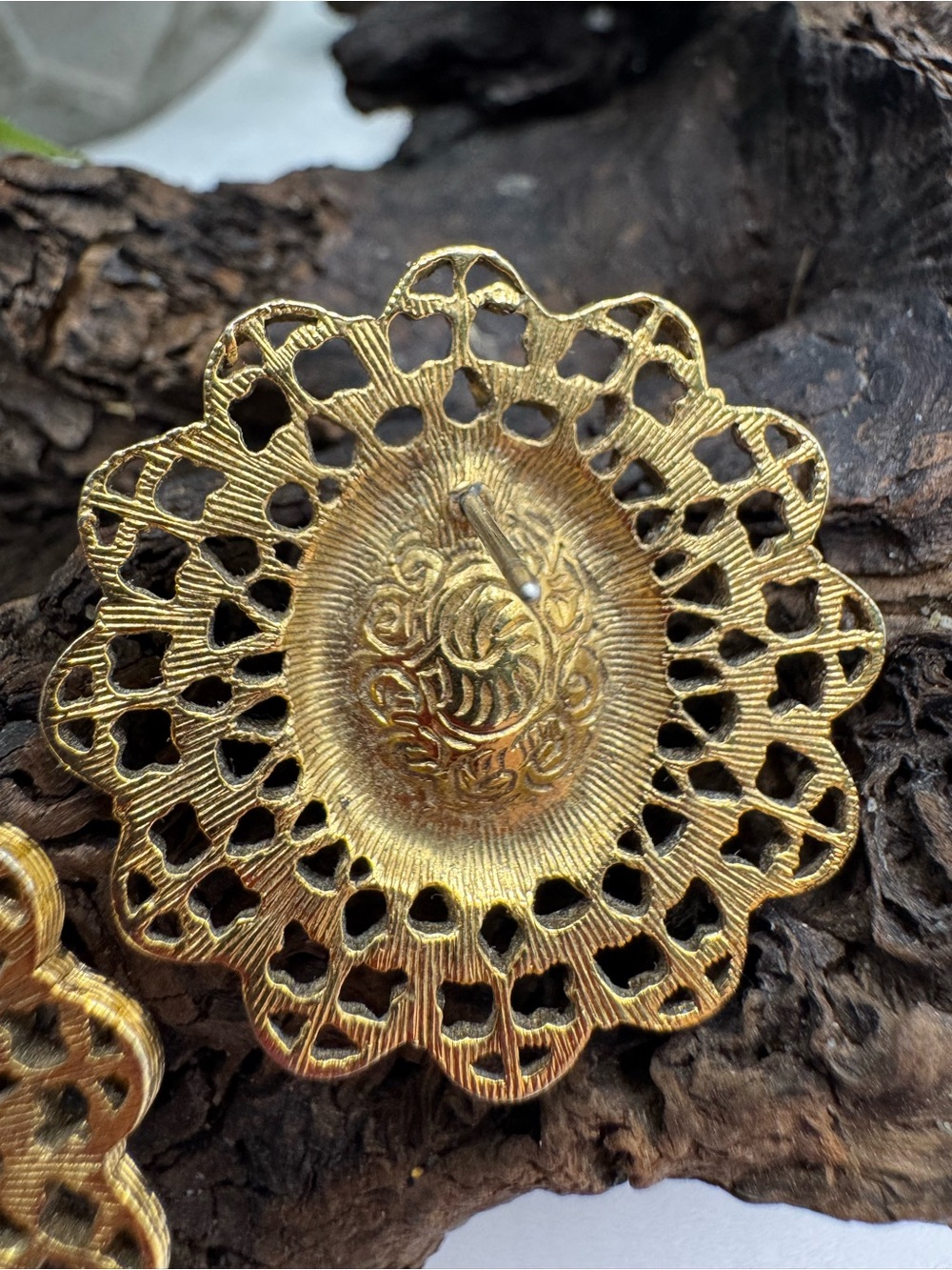 1928 vintage pierced earrings EUC. Blue rhinestones in gold tone filigree metal. - Picture 5 of 5